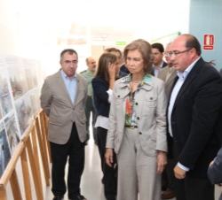 Visita a zonas afectadas por las recientes inundaciones. La Reina observa unas fotografías del desastre de las localidades murcianas afectadas